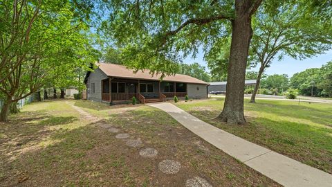 Photo of 129 King Arthur Road, Mabank, TX 75156 (MLS # 21178958)