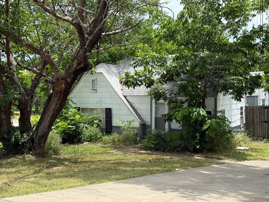 Great opportunity to build a new home or income-earning duplex in historic Downtown Rockwall. Walk to downtown shops and restaurants and nearby Harry Myers Park. There is an existing uninhabitable home on the property. Value is based on lot alone.