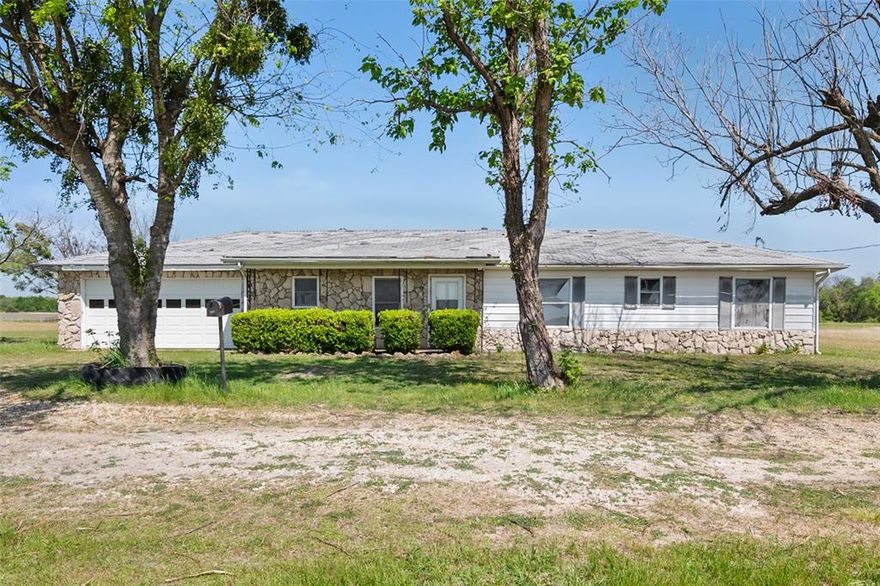 627 FM 633 offers the best of both worlds - space to spread out and easy access to State Highway 31. Don't miss the opportunity to scratch your inner handyman. Over an acre of space for your bunch to stretch their legs, with 4 bedrooms and an enormous backyard. You'll fall in love with the size of the lot, its quaint location off of FM 633 and the easy trip to points east and west.  Shhh, don't tell anyone, but, the stars at night are a sight to behold.  As an added bonus, you're less than 15 minutes away from dropping a line in the 3rd largest lake in the State of Texas, Richland Chambers.