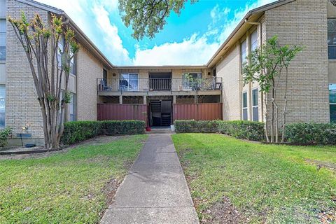 Photo of 5808 Sandhurst Lane #B, Dallas, TX 75206 (MLS # 21235882)
