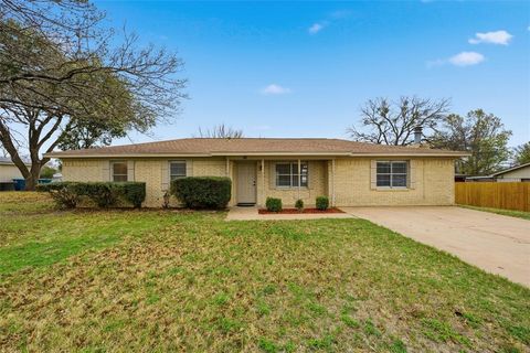 416 E Johnson Street Hewitt TX 76643