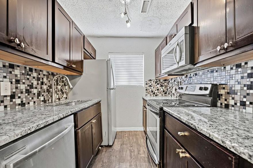 50% OFF FIRST MONTH RENT. MINIMUM APPLICATION FEE AND MINIMUM DEPOSIT. Charming updated 2 bedroom, 2
bath unit available in highly desirable Dallas area. Spacious living room with ample natural light. Unit features recent
updates, includes full size kitchen appliances and onsite Laundry room with available off-street parking. Enclosed
courtyard offers security and privacy. This Apartment provides the comfort you deserve at a value you can afford. We
have two-bedroom floor plans to meet your needs. Our residents enjoy convenient access to everything Downtown
Dallas has to offer. Shopping, dining and entertainment are just minutes away. And the neighborhood provides an
eclectic blend of new and historic buildings. Our professional & personable staff is dedicated to providing exemplary
service to our residents.