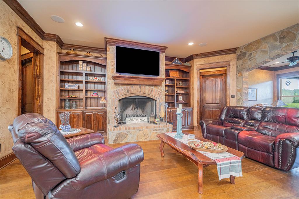 4555 Farm Road 1402