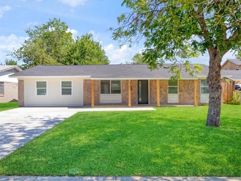Photo of 1213 Fairmont Street, Irving, TX 75062 (MLS # 21403628)