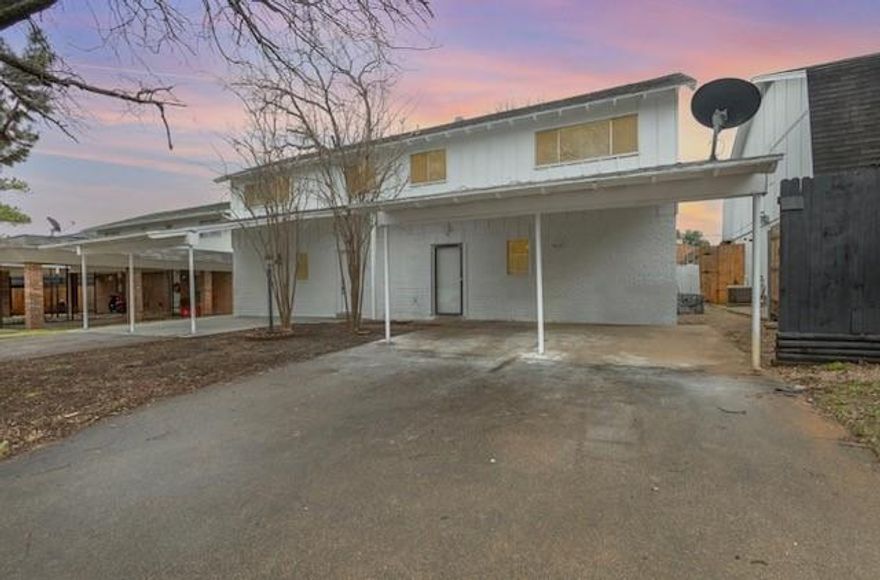 This well-maintained full duplex features spacious interiors and smart layouts. Located just 10 minutes from AT&T Stadium, Globe Life Field, Six Flags, and countless dining, retail, and entertainment options.

This rental includes an open living area that flows into the kitchen ideal for entertaining along with a relaxing primary suite, ample closets, and included appliances. Large carport and extended driveway offer plenty of parking.

Both units avaliable 
And fully furnished 

FULLY FURNISHED