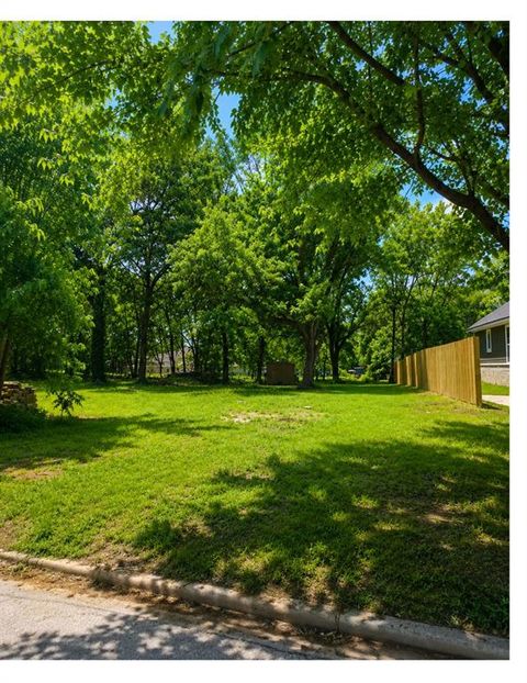 Photo of 363 5th Street NW, Paris, TX 75460 (MLS # 21286298)