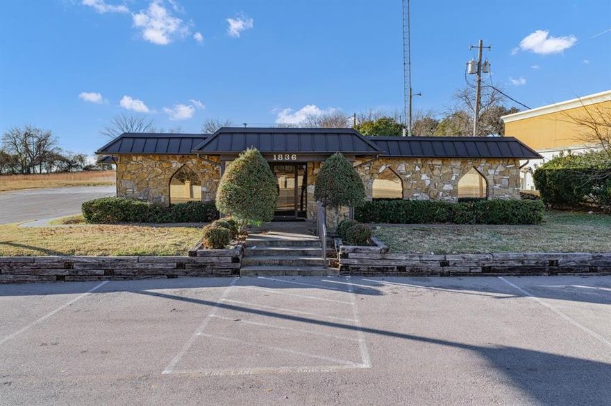 The possibilities are ENDLESS with this Weatherford COMMERCIAL Opportunity! Multi-use building perfect for a start-up business or expanding business in medical, administrative, professional or retail usage!  High Traffic location on Weatherford's Santa Fe Dr with terrific access to both IH 20 and downtown Weatherford!  Road Frontage on both Santa Fe and Clear Lake with easy pull thru capability and ample space for additional building or structure to be added or increased footage to existing building with tons of space for parking and access!