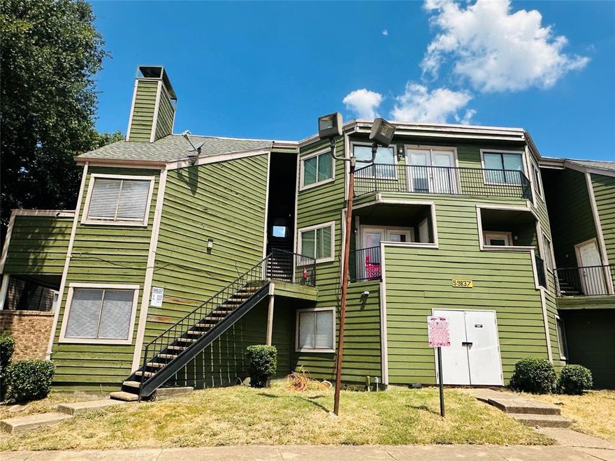 Perfect location! This two story cozy condo with 2 bedrooms, 2 full bathrooms, and fireplace. It is easy access to highways and minutes away from Downtown Dallas, Dart train station, Richland Dallas College Campus, and Richardson ISD school. Close to Restaurants, Shopping centers...There is a great to invest in or for first time home buyer. Current tenant month to month lease at $1,350. Do not miss this one!
Refrigerator, microwave, washer, dryer conveys with property.