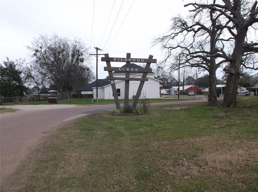 A perfect lake retreat! This home is a 2-2 with a small study within walking distance of Cedar Creek Lake!  The home sits on three lots with a large fully fence front yard! There are many mature trees, beautiful setting with access to community boat launch, swimming, playground, and fishing pier!
The home is in need of some TLC but it has great potential! Call for an appointment today!