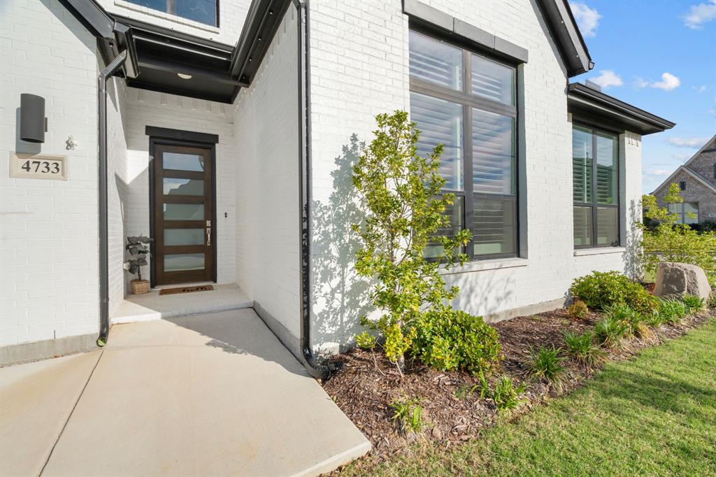 4733 Valley Peak