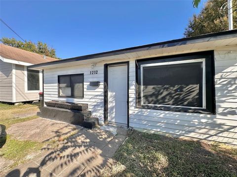 1212 Pine Street Baytown TX 77520
