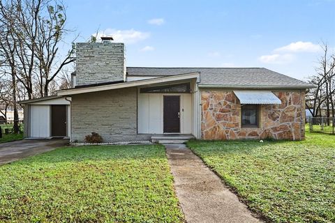 108 N Cherry Lane Granbury TX 76048