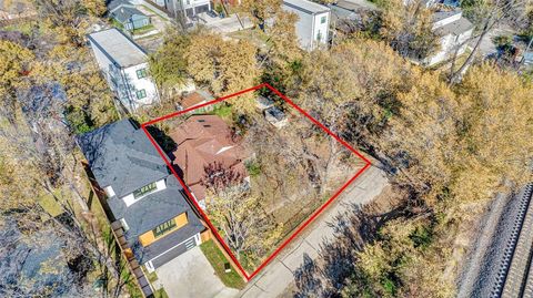 Photo of 917 Walkway Street, Dallas, TX 75212 (MLS # 21128958)