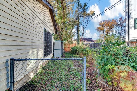 Tiny photo for 917 Walkway Street, Dallas, TX 75212 (MLS # 21128958)