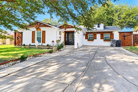 Photo of 405 Vicki Street, Keller, TX 76248 (MLS # 21419939)