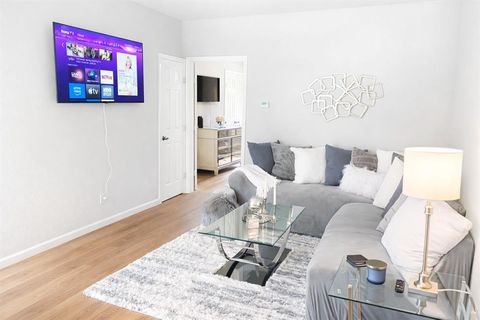 Photo of 5620 Live Oak Street #201, Dallas, TX 75206 (MLS # 21239129)