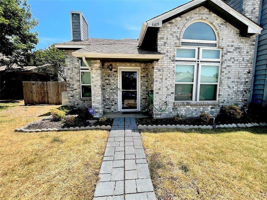 Looking for a long term lease? (owner is willing to discuss options) Look no further! Welcome to this cozy, quiet, and private cul de sac in the heart of Arlington. Perfect location with plenty of shopping and 30 minutes to both Dallas and Fort Worth. Washer and Dryer and Refrigerator are included. Other features include, wood burning fireplace, 2 car carport, patio, TONS of storage, fenced in yard, large dining area, oversized primary bathroom tub, tons of natural light.