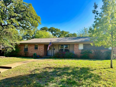 Photo of 633 Oakwood Avenue, Hurst, TX 76053 (MLS # 21420151)
