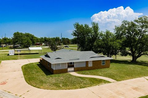 Photo of 1001 E Nevada St, Seymour, TX 76380 (MLS # 21257942)