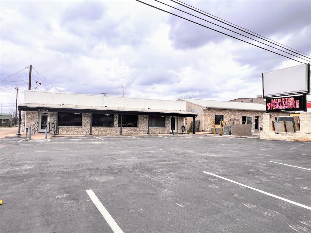 2300 N US Highway 281