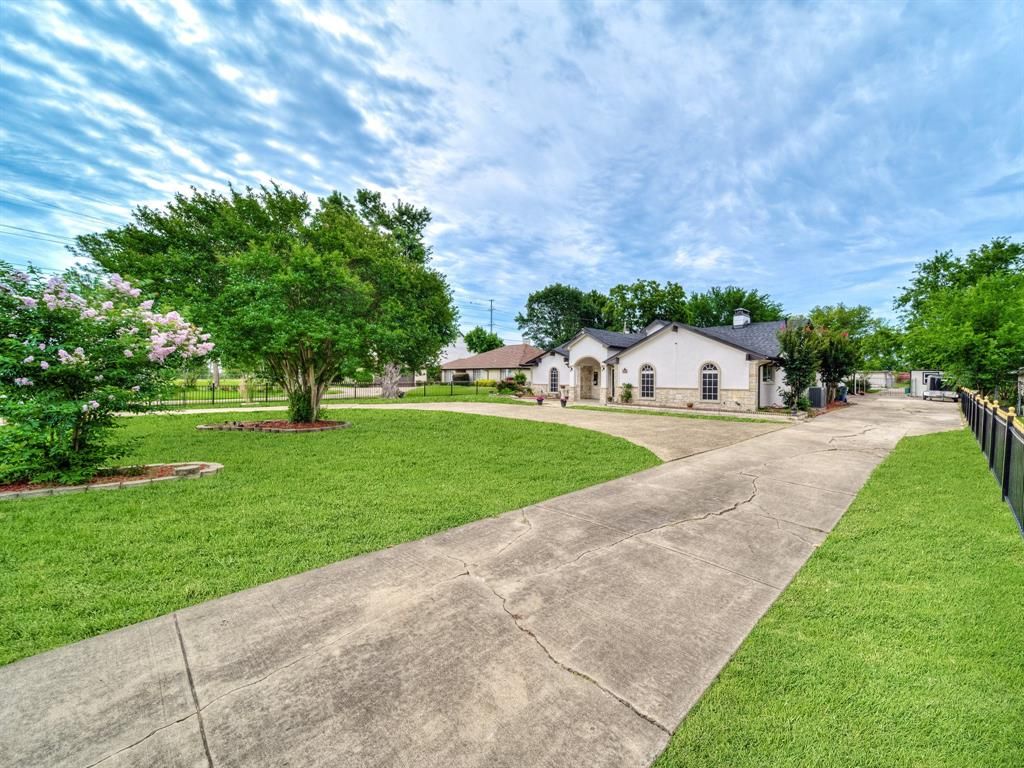 Photo of 320 E Tripp Road, Sunnyvale, TX 75182 (MLS # 21228699)