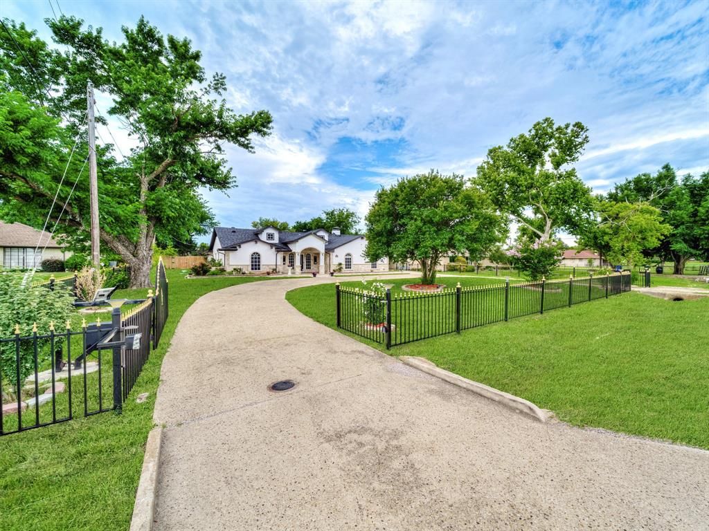 Photo of 320 E Tripp Road, Sunnyvale, TX 75182 (MLS # 21228699)