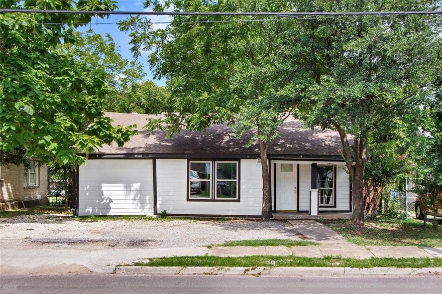 Excellent Investment Opportunity!
This property is located in the heart of Oak Cliff with ample parking, modern updates and a generously sized backyard.
Updated floors throughout, kitchen and bathroom.
Convenient walking distance to nearby Elementary School and Junior High School.
Minutes from Bishop Arts District and Wynnnewood Shopping Center.
A must see for both homebuyers and investors .