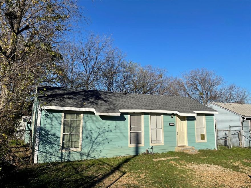 Cozy home recently updated with a new HVAC unit, carpet, and fresh interior and exterior paint. This home makes a wonderful starter home. It's only 10 minutes from the Cowboys stadium,  Rangers stadium and Texas Live. Take advantage of the opportunity to make this house your next home or investment property. 

Casa acogedora recientemente renovada con aire central, carpeta, pintura interior y exterior nueva. Esta casa es perfecta para primeros compradores. A solo 10 minutos de distancia de el estatio de los Cowboys, Rangers y Texas Live. No pierdas la oportunidad de ser dueno de esta casa y has una cita hoy!