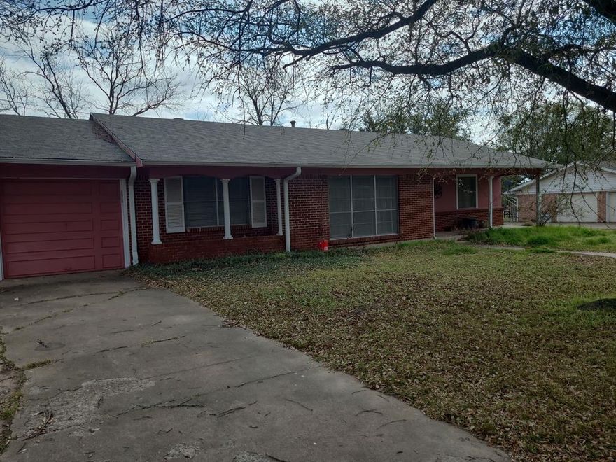 Great  starter home or investment home with three bedroom two bath in well established neighborhood in Commerce.  Minutes from the college.