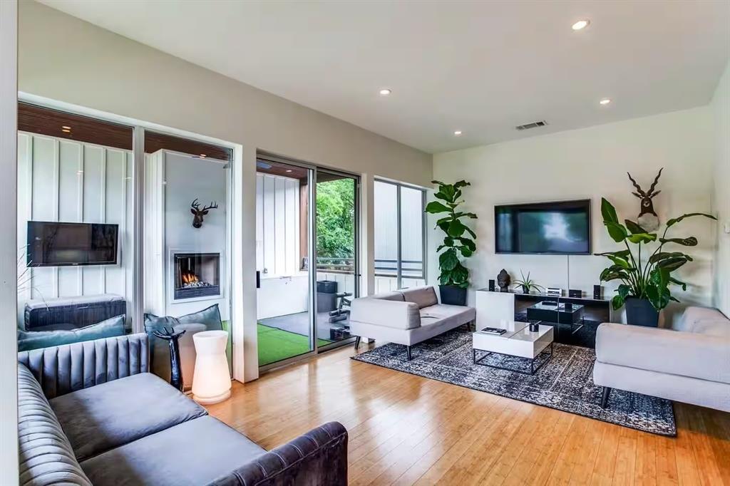 4401 Roseland Condo - Residential