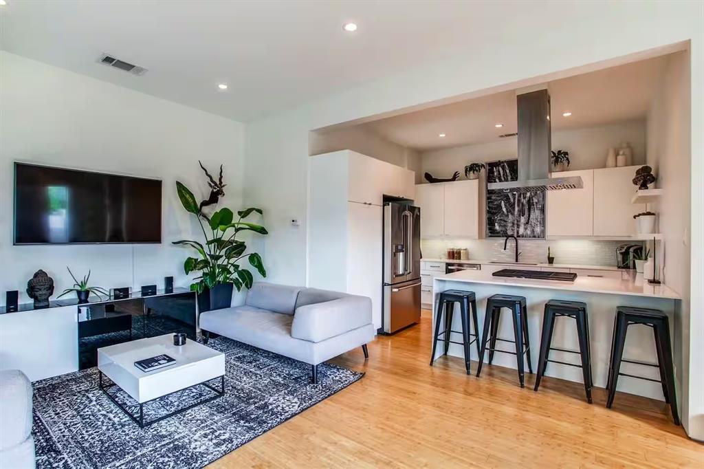 4401 Roseland Condo - Residential