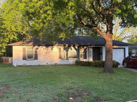 Photo of 1109 N Howeth Street, Gainesville, TX 76240 (MLS # 21230140)