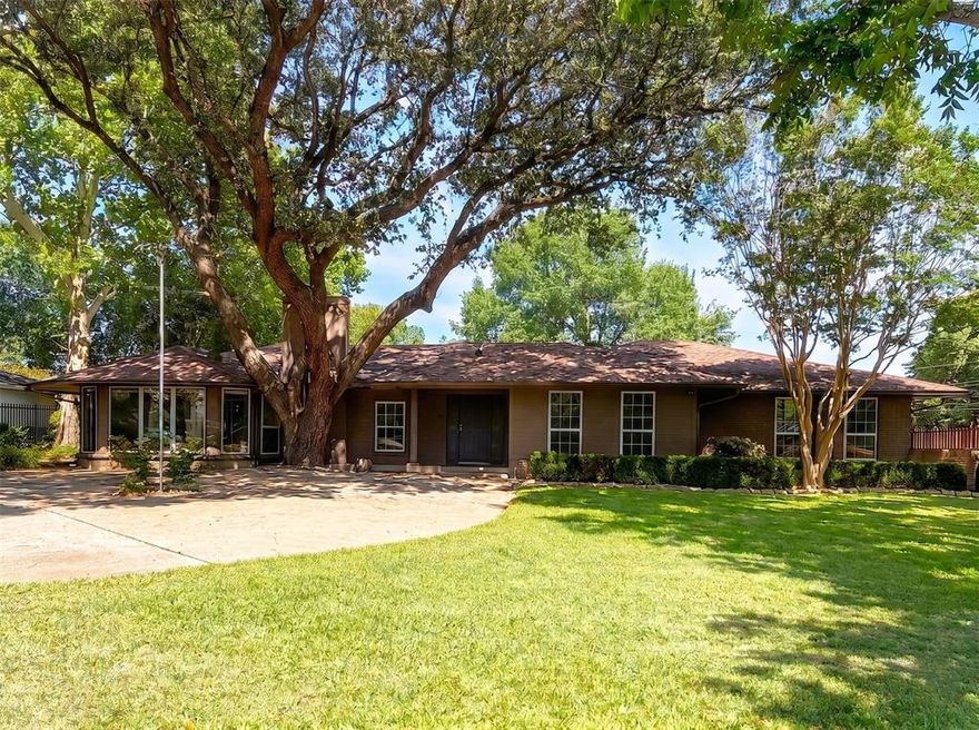 Located in the Saint Andrews subdivision, where wide streets and big trees surround the neighborhood. Not your average little Pocket home. Large lot. No HOA or restrictive use limitations. Located by the renowned Dallas Athletic Club Golf Course. Priced to sell. Bonus: Includes a 100-day home warranty for added peace of mind.