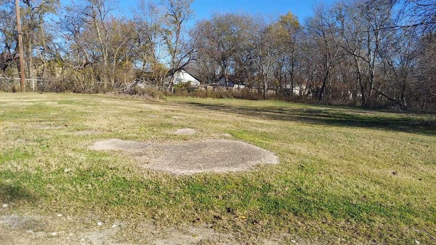 Value priced lot with easy access to Interstate 45 in one of the fastest growing areas of Corsicana. 1404 E 10th Avenue is ready for you to build your dream home or simply hold it as a long term investment. The price is right and the time is now to invest in Corsicana.