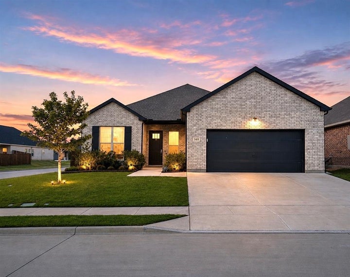 Photo 1 of 36 — 305 Chase Creek Drive, Lavon, TX 75166