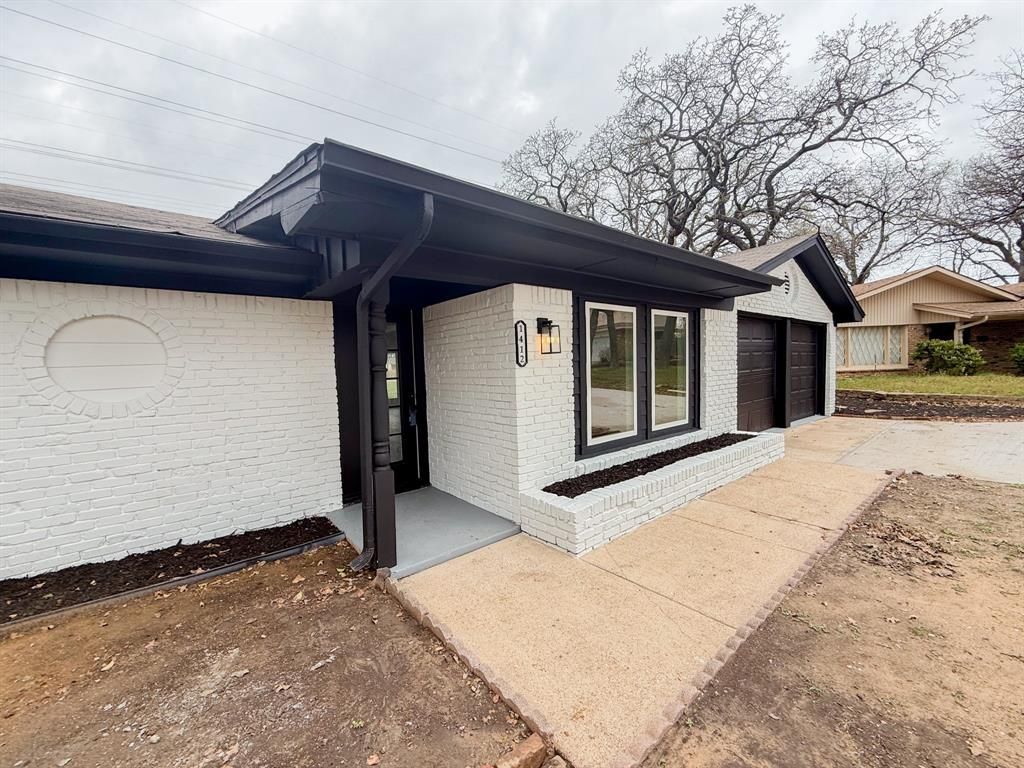 Photo of 1412 Grantland Circle, Fort Worth, TX 76112 (MLS # 21208450)