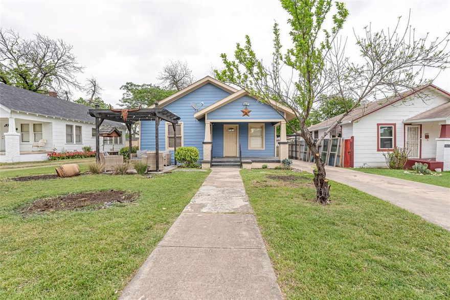 Located near Iconic Stockyards and Downtown in a prime location, This home brings you to your cowtown vibes!
3 bedroom, 2 bath offers lots of potential! Ideal for investors or buyers who are looking to add their personal touch, this home could serve as a valuable income-producing asset in a high demand area.

Foundation and roof reports are available upon request.

Don't miss the chance to own a property in Fort Worths historic areas!