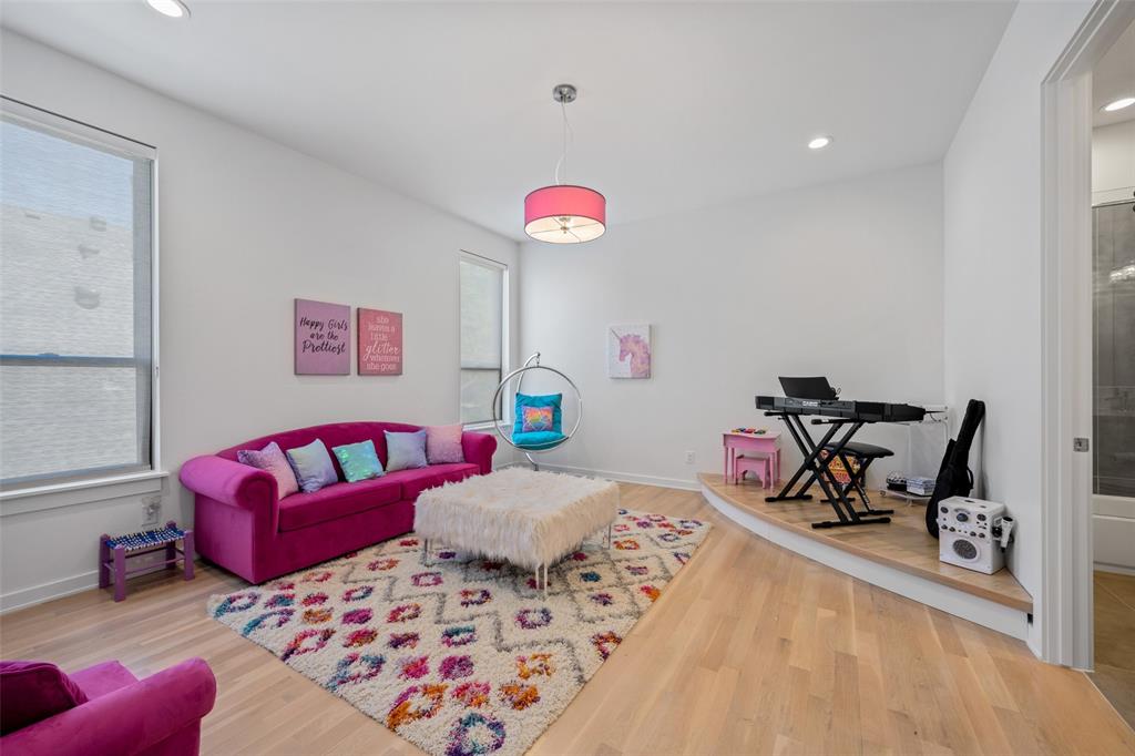 Royal Crest - Residential