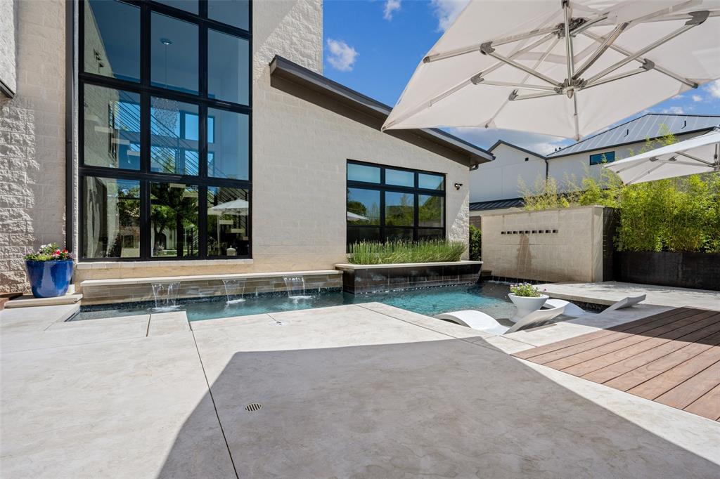 Royal Crest - Residential