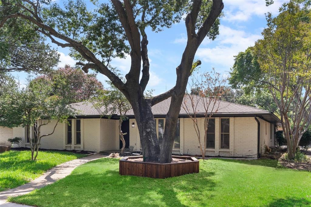 Photo of 1612 Northcrest Drive, Plano, TX 75075 (MLS # 21391918)