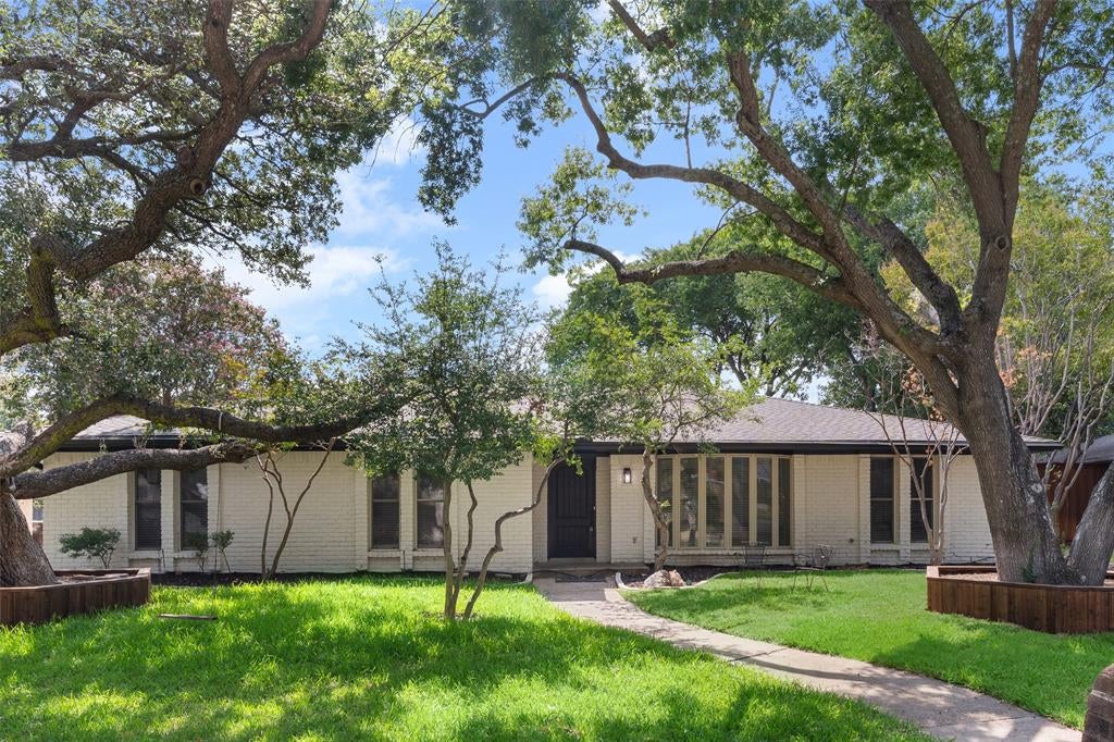 Photo of 1612 Northcrest Drive, Plano, TX 75075 (MLS # 21391918)