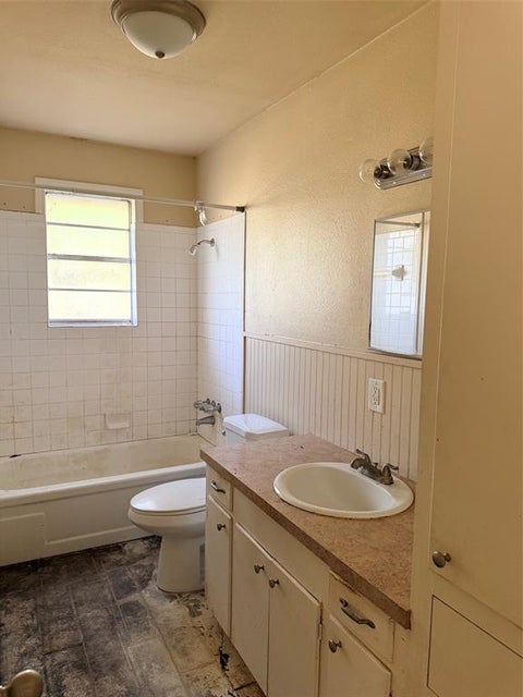 Tiny photo for 2055 Linear Street, Shreveport, LA 71107 (MLS # 21395149)