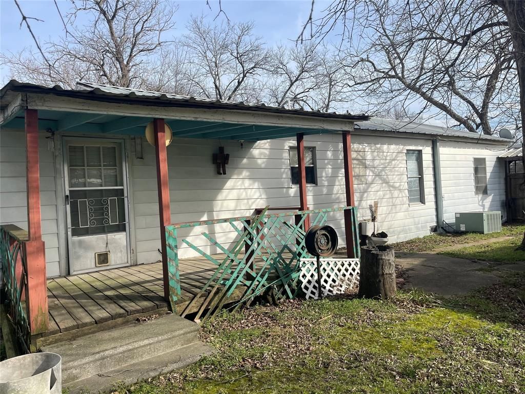 Photo of 406 S Austin Street, Wolfe City, TX 75496 (MLS # 21187293)