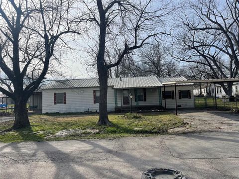 Photo of 406 S Austin Street, Wolfe City, TX 75496 (MLS # 21187293)
