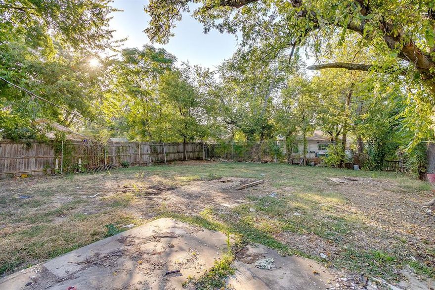 Investor Opportunity in Fort Worth!
This 1952 property offers prime potential for redevelopment or full renovation. The existing structure conveys as-is and can be restored or removed to suit your project vision. Buyer is encouraged to verify zoning, permitting, and any city requirements for future construction or improvements. Great opportunity for a builder, flipper, or investor seeking value in location and land.