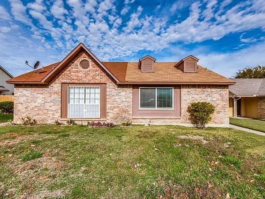 Prime Location  Woodberry Creek Subdivision  Duncanville ISD

Gorgeous 3-bedroom, 2-bathroom single-story half duplex in the heart of Woodberry Creek. Located within Duncanville ISD, this home features an open layout that maximizes the 1,256 sq ft of living space. Enjoy a large living area with vaulted ceilings, a spacious kitchen, and well-sized bedrooms throughout. Ideal for first-time buyers.

Note: Currently tenant-occupied. Property in similar condition. Cleaning, fresh paint, and any leasing-related repairs needed will be completed prior to closing.