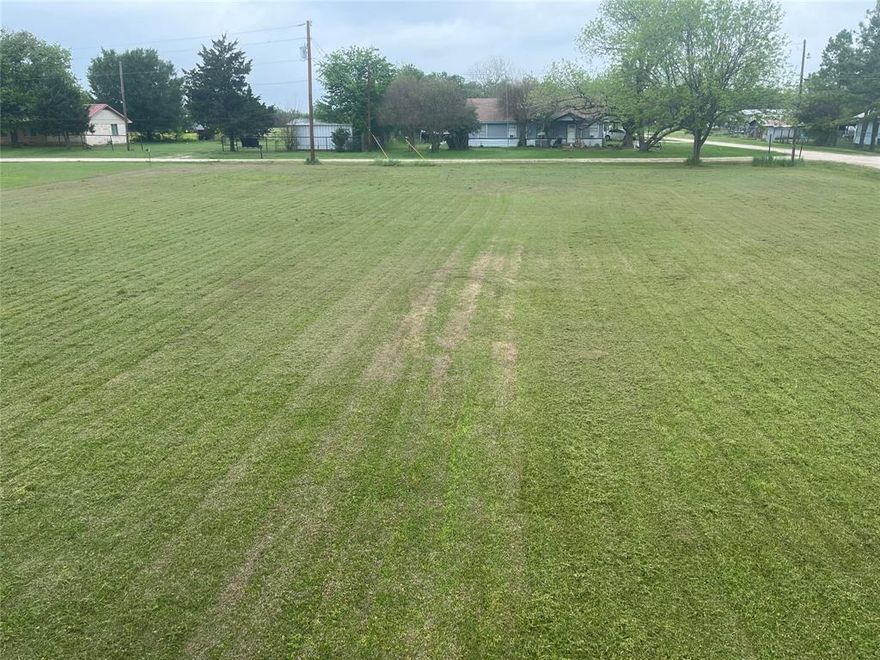 Perfect property for commercial or residential property. Can have double wides but will need to be approved through the city of Streetman.