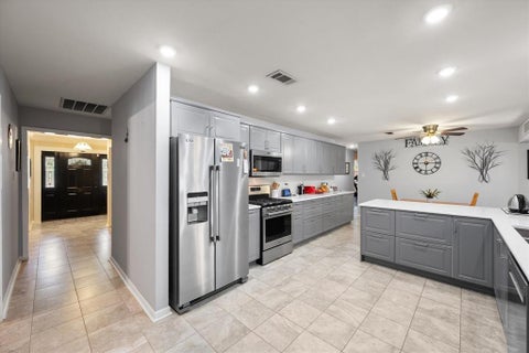 Tiny photo for 1001 Whispering Oak Court, Arlington, TX 76012 (MLS # 21395896)