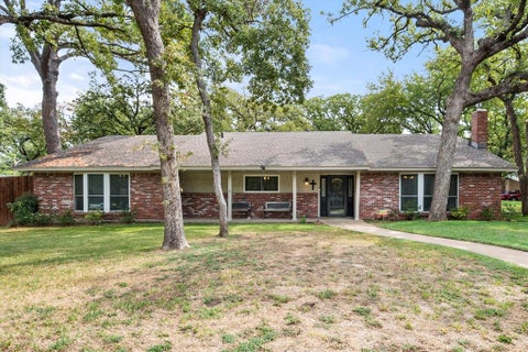 Photo of 1001 Whispering Oak Court, Arlington, TX 76012 (MLS # 21395896)