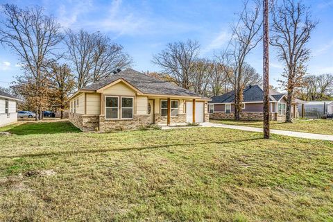 Photo of 800 Hemlock Drive, West Tawakoni, TX 75474 (MLS # 21133936)